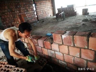 砌墻工資大概多少錢(qián)一天（砌墻工人的工資因地區(qū)、經(jīng)驗(yàn)和技術(shù)水平等因素不同） 鋼結(jié)構(gòu)鋼結(jié)構(gòu)停車場(chǎng)設(shè)計(jì) 第2張