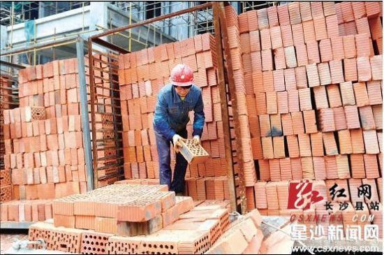 砌墻工資大概多少錢(qián)一天（砌墻工人的工資因地區(qū)、經(jīng)驗(yàn)和技術(shù)水平等因素不同） 鋼結(jié)構(gòu)鋼結(jié)構(gòu)停車場(chǎng)設(shè)計(jì) 第1張