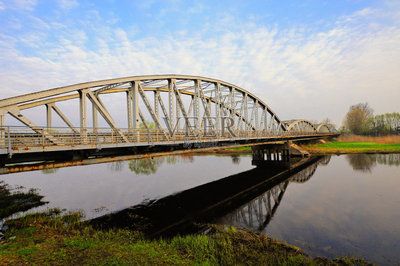 桁架橋一般出現(xiàn)在哪里（桁架橋一般多見于鐵路和高速公路橋梁建設(shè)中廣泛應(yīng)用） 結(jié)構(gòu)框架施工 第4張