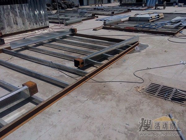 集裝箱房骨架安裝方法視頻大全 鋼結(jié)構(gòu)跳臺(tái)施工 第3張