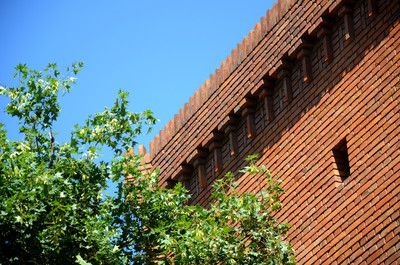 北京紅磚建筑（北京的紅磚建筑不僅是歷史的見(jiàn)證，也是現(xiàn)代藝術(shù)的展示平臺(tái)） 結(jié)構(gòu)工業(yè)鋼結(jié)構(gòu)施工 第2張