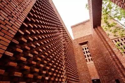 北京紅磚建筑（北京的紅磚建筑不僅是歷史的見(jiàn)證，也是現(xiàn)代藝術(shù)的展示平臺(tái)） 結(jié)構(gòu)工業(yè)鋼結(jié)構(gòu)施工 第3張