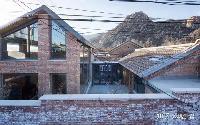 北京紅磚房（北京城郊兵工廠遺址中的紅磚美術(shù)館建筑設(shè)計賞析） 鋼結(jié)構(gòu)鋼結(jié)構(gòu)螺旋樓梯設(shè)計 第2張